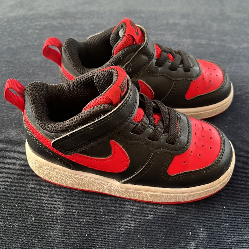 Boys size 7 black/red Nike sneaks